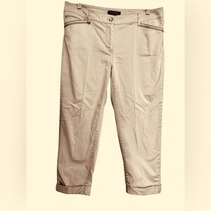 White House Black Market Stylish Tan Cropped Pants
Pockets cuffs zip button
